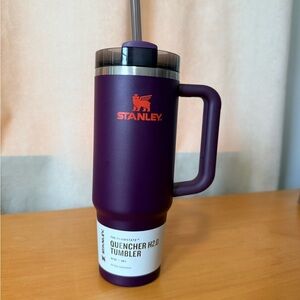 Stanley The Flowstate Quencher H2.0 Tumbler, 30oz, color is Plum. NWT
